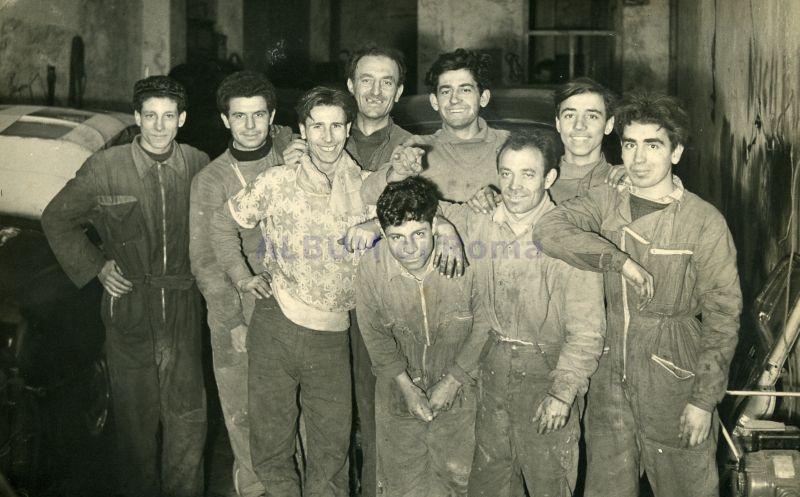 Gruppo di meccanici in un'officina del Pigneto. Foto: Album di Roma [CC BY]